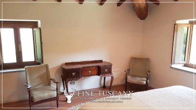 Farmhouse-with-land-for-sale-in-Arezzo-Tuscany-Italy-33