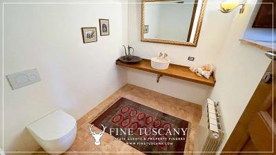 Farmhouse-with-land-for-sale-in-Arezzo-Tuscany-Italy-37