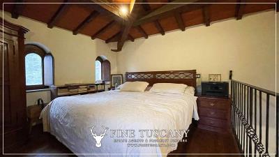 Farmhouse-with-land-for-sale-in-Arezzo-Tuscany-Italy-44