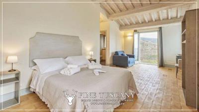 Country-House-with-Pool-for-sale-in-Cortona-Arezzo-Tuscany-Italy-1