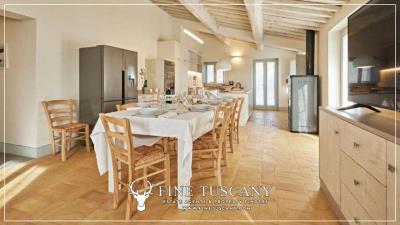 Country-House-with-Pool-for-sale-in-Cortona-Arezzo-Tuscany-Italy-2