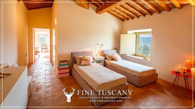 Country-Manor-with-land-and-pool-for-sale-in-Volterra-Tuscany-Italy-31