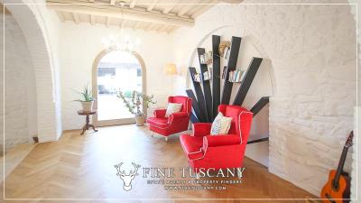 Terraced-house-with-pool-for-sale-near-Terricciola-and-Chianni-Pisa-Tuscany-Italy-11