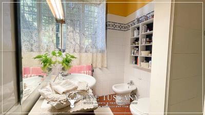 Villa-with-garden-for-sale-in-Bagni-di-Lucca-Lucca-Tuscany-Italy-38