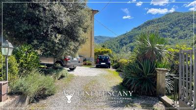 Villa-with-garden-for-sale-in-Bagni-di-Lucca-Lucca-Tuscany-Italy-67