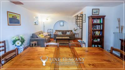 Semi-detached-house-with-garden-and-pool-for-sale-in-Lajatico-Pisa-Tuscany-Italy-9