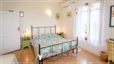 Semi-detached-house-with-garden-and-pool-for-sale-in-Lajatico-Pisa-Tuscany-Italy-12