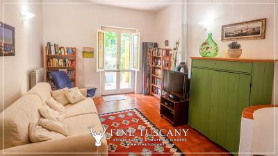 Semi-detached-house-with-garden-and-pool-for-sale-in-Lajatico-Pisa-Tuscany-Italy-16