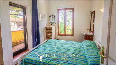 Semi-detached-house-with-garden-and-pool-for-sale-in-Lajatico-Pisa-Tuscany-Italy-18
