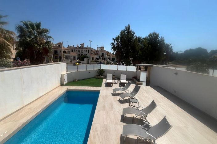 Image No.2-4 Bed Villa for sale