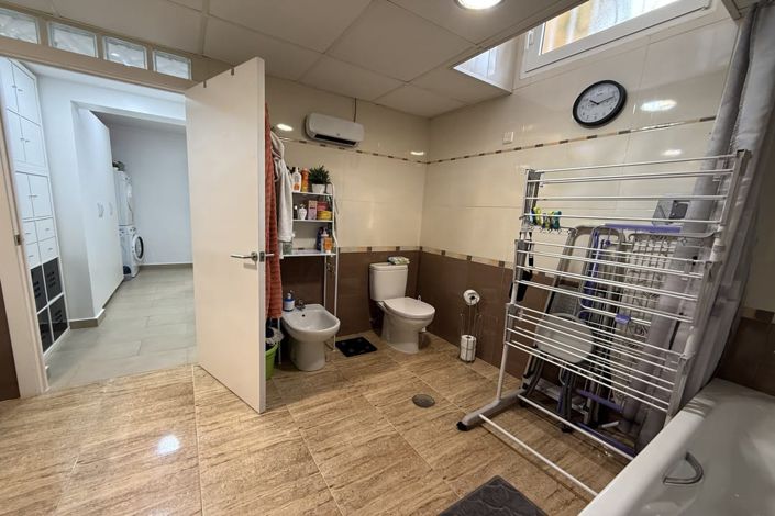 Image No.26-4 Bed Townhouse for sale