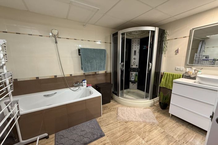 Image No.27-4 Bed Townhouse for sale