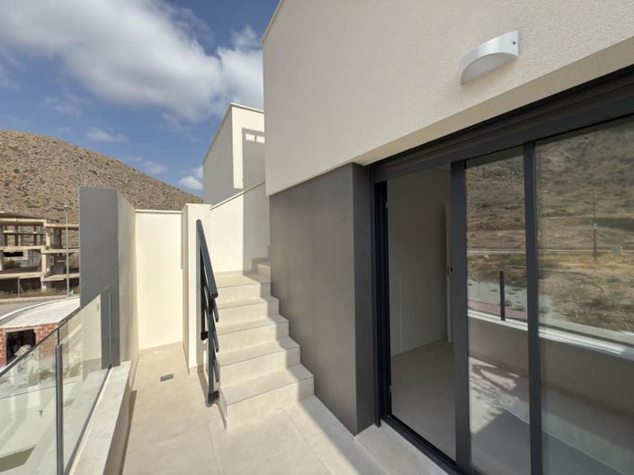 Image No.25-3 Bed Townhouse for sale