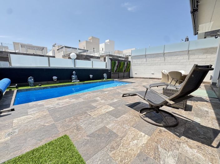 Image No.2-4 Bed Villa for sale