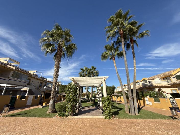 Image No.18-3 Bed Townhouse for sale