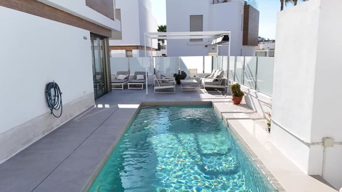 Image No.2-4 Bed Villa for sale