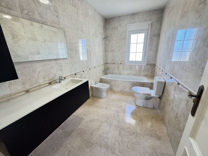 Image No.6-4 Bed Villa for sale