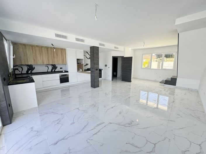 Image No.3-4 Bed Villa for sale