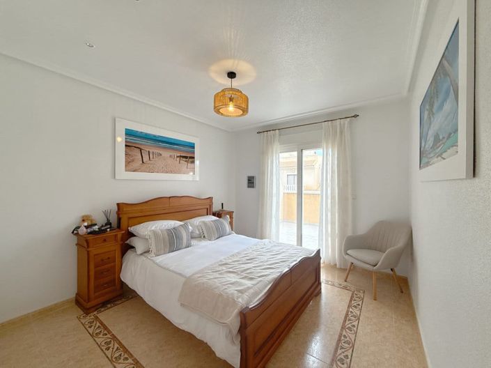 Image No.18-2 Bed Townhouse for sale