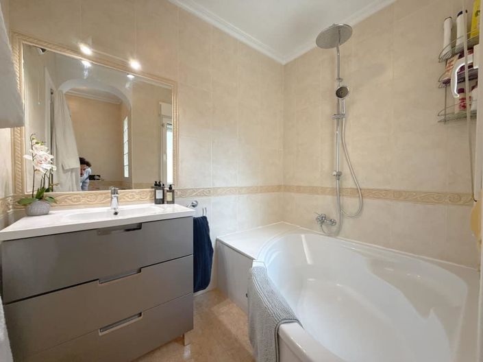 Image No.21-2 Bed Townhouse for sale