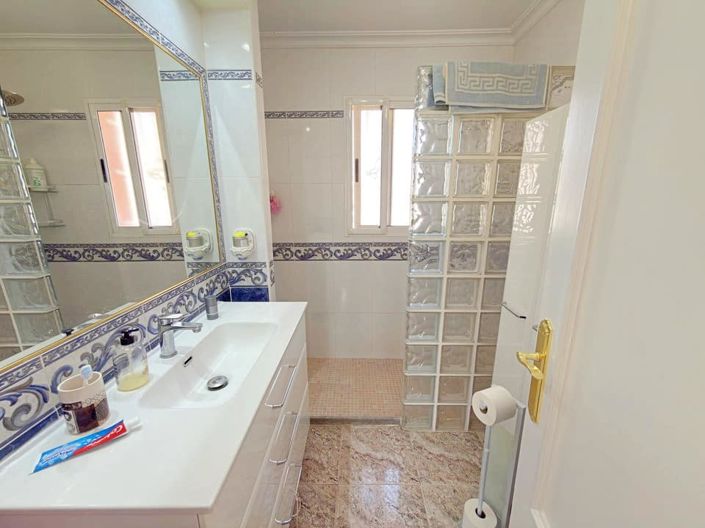 Image No.20-3 Bed Townhouse for sale