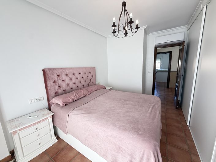 Image No.17-4 Bed Townhouse for sale
