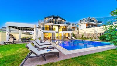 Villa / Détaché de 5 chambres à vendre à Ovacik