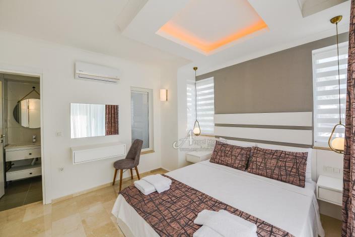 Image No.13-4 Bed Villa / Detached for sale