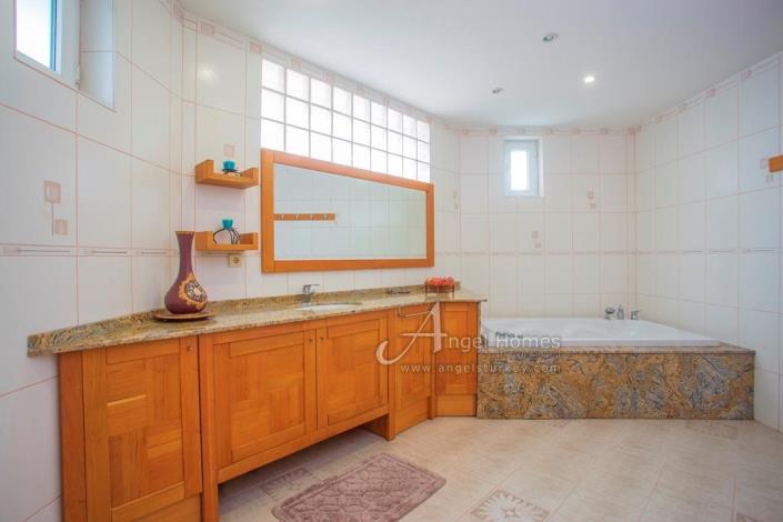 Image No.21-4 Bed Villa / Detached for sale