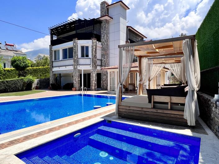 Image No.1-8 Bed Villa for sale