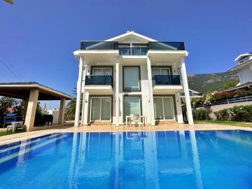 Villa / Détaché de 4 chambres à vendre à Ovacik