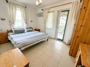 Bedroom-1-entry-level