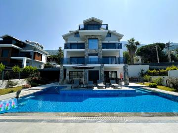 pool_frontofvilla