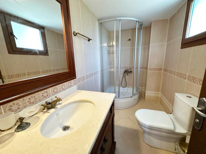 Image No.12-4 Bed Villa / Detached for sale