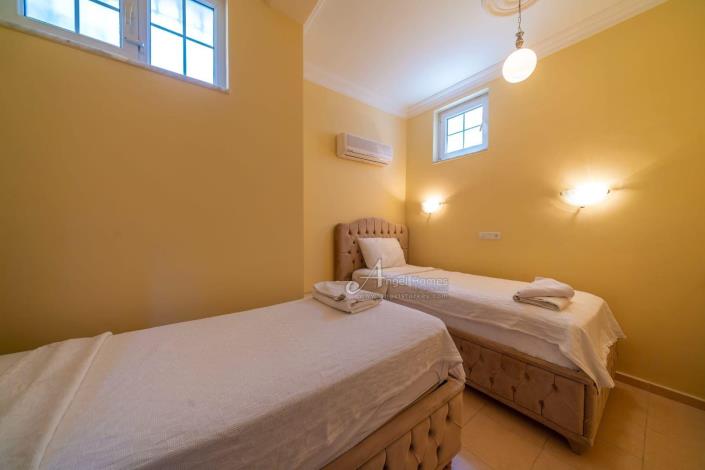 Image No.12-5 Bed Villa / Detached for sale