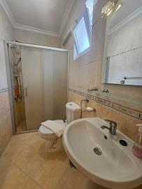 Main-ensuite-bathroom-upstairs