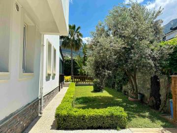 entrance-side-garden