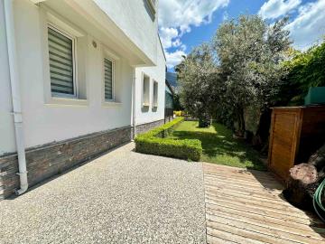 entrance-side-of-villa