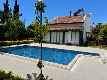 garden-pool-back-villa