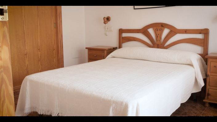 Image No.17-4 Bed House for sale