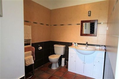 almendro-bathroom