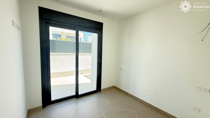 Image No.7-5 Bed House for sale