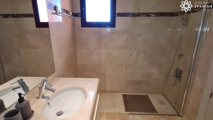 Image No.15-3 Bed House for sale