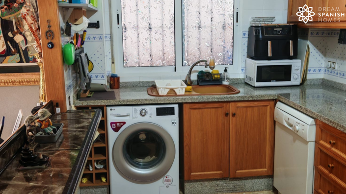 Image No.10-3 Bed House for sale