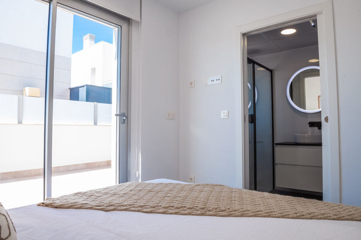 Image No.15-3 Bed House for sale