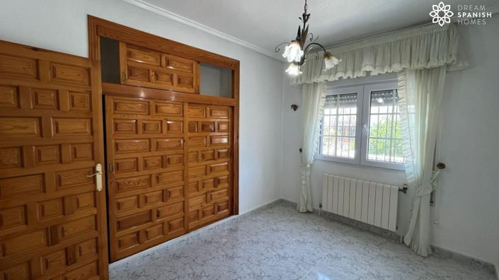 Image No.8-3 Bed House for sale