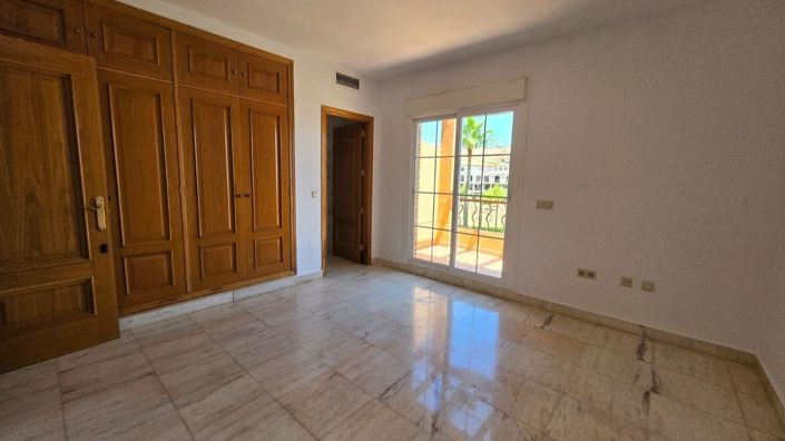 Image No.11-4 Bed Townhouse for sale