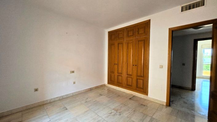 Image No.12-4 Bed Townhouse for sale