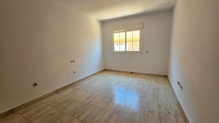 Image No.14-4 Bed Townhouse for sale