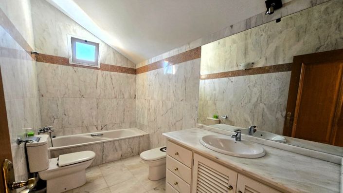 Image No.17-4 Bed Townhouse for sale